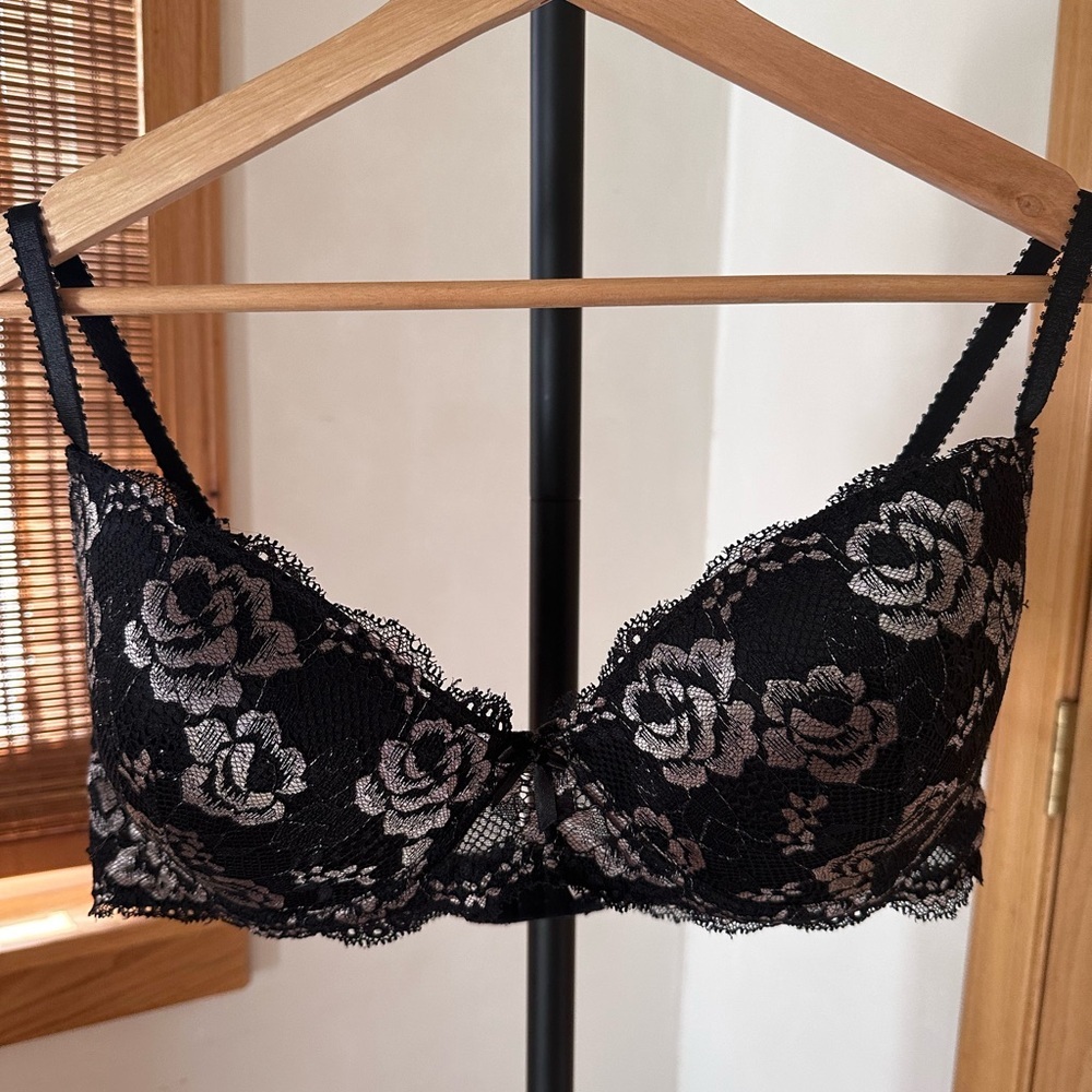 Jezebel Black Lace Bra with Intricate Floral Design 38DD Support Adjust Straps